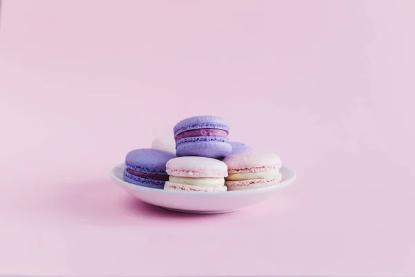 Lekkere Franse Macarons Een Roze Pastelachtergrond Roze Violette Makaken Plaats — Stockfoto