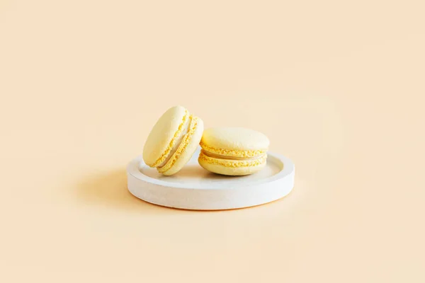 Des Macarons Français Savoureux Sur Fond Jaune Pastel Place Pour — Photo