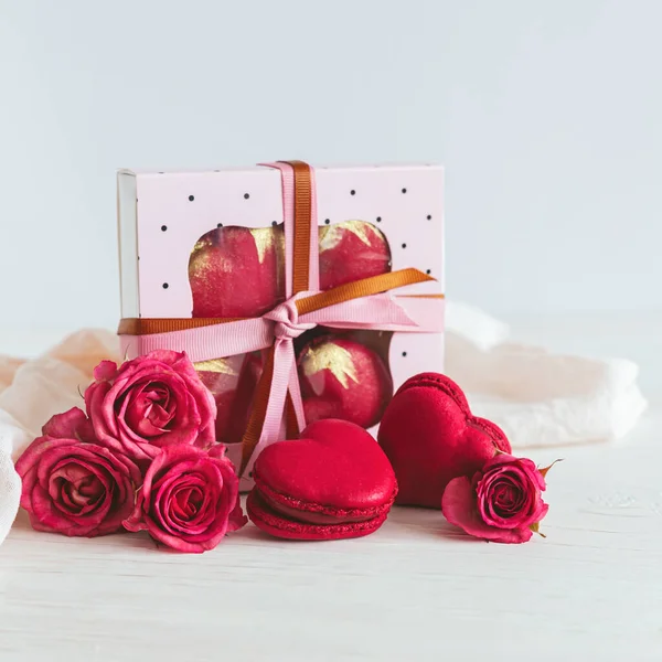 Macarrones Forma Corazón Con Rosa Rosada Caja Regalo Sobre Fondo — Foto de Stock