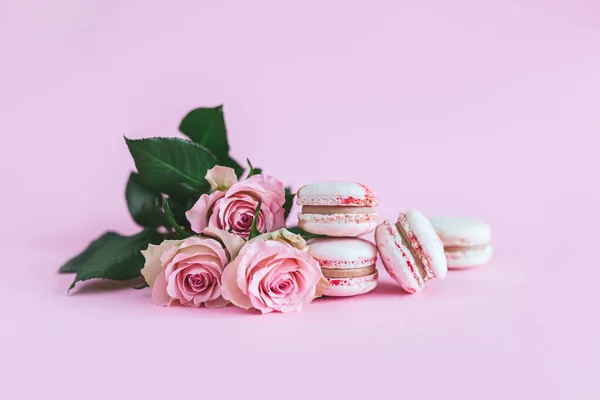 Lekkere Franse Macarons Met Roze Rozen Een Roze Pastelachtergrond Plaats — Stockfoto