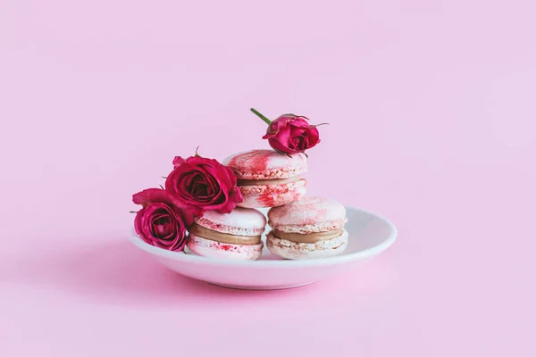 Lekkere Franse Macarons Met Roze Rozen Een Wit Bord Roze — Stockfoto