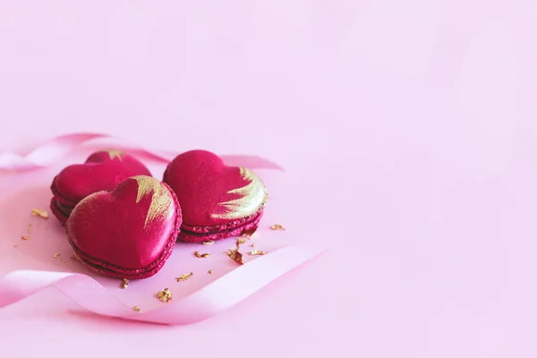 Macarrones Forma Corazón Con Cinta Sobre Fondo Pastel Rosado Concepto — Foto de Stock