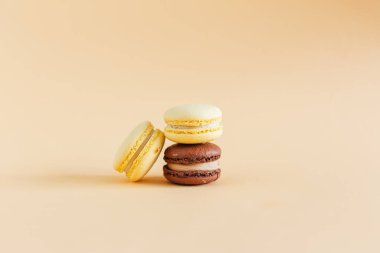 Sarı pastel arka planda lezzetli Fransız badem kurabiyeleri. Metin için yer.