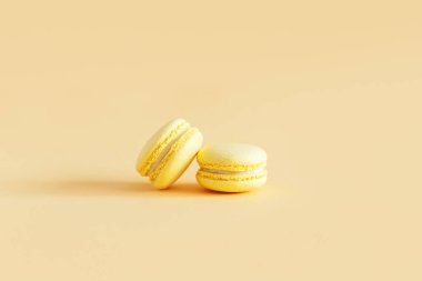 Sarı pastel arka planda lezzetli Fransız badem kurabiyeleri. Metin için yer.