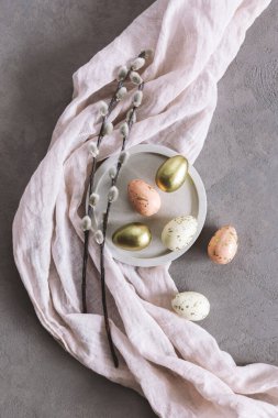 Yumurtalı ve söğüt dallı Paskalya arkaplanı. Pastel renkler. Düz yatıyordu.