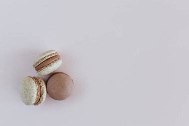 Pastel arka planda lezzetli Fransız kurabiyeleri. Düz yatıyordu. Metin için yer.