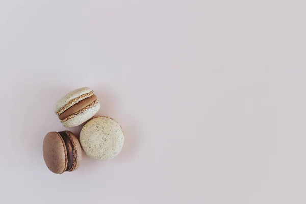 Macarons Franceses Saborosos Fundo Pastel Deitado Lugar Para Texto — Fotografia de Stock