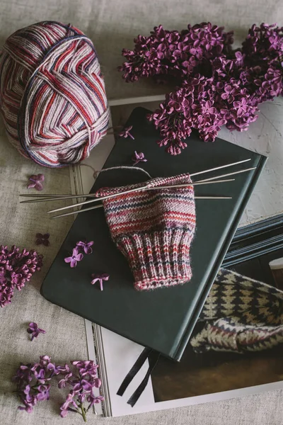 Handgebreide Sok Met Naalden Garen Takken Van Bloeiende Lila Concept — Stockfoto