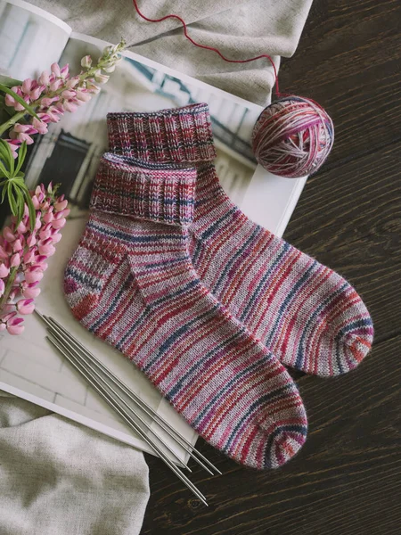 Handgebreide Sokken Met Naalden Garen Bal Een Donkere Rustieke Achtergrond — Stockfoto