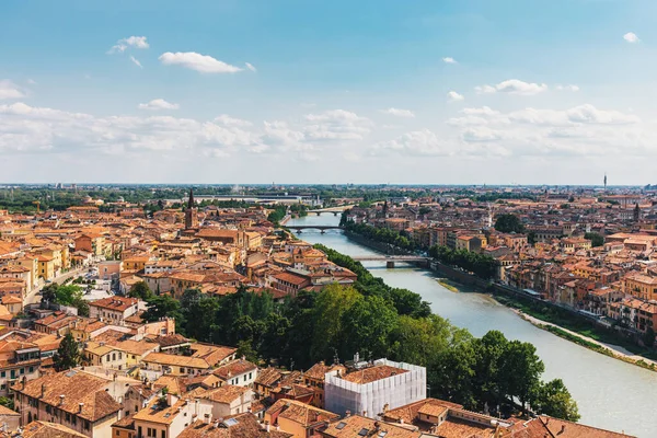 Vista Incrível Cidade Verona Partir Colina Itália Céu Nublado Bonito — Fotografia de Stock