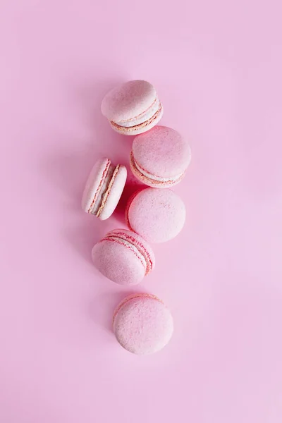 Sabrosos Macarrones Franceses Sobre Fondo Rosado Pastel Lugar Para Texto —  Fotos de Stock