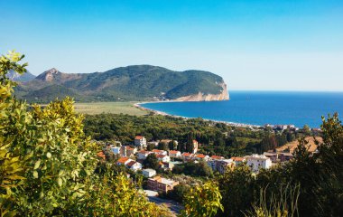 Karadağ 'ın tepeden deniz manzarası ve Petrovac şehri inanılmaz. Güzel güneşli bir gün.