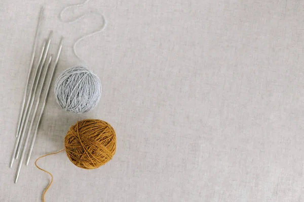 Bolas Acolhedoras Fios Agulhas Para Tricotar Antecedentes Para Vida Doméstica — Fotografia de Stock
