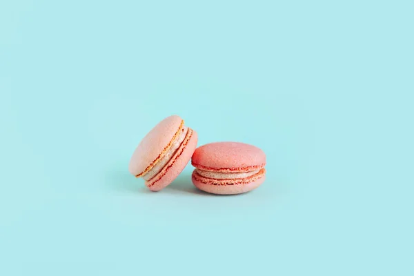 Sabrosos Macarrones Rosados Franceses Sobre Fondo Azul Pastel Lugar Para — Foto de Stock