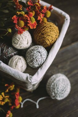 Sepette örgü örmek için iplik yumakları. El yapımı ve yavaş ev hayatı için arka plan. Metin için yer.