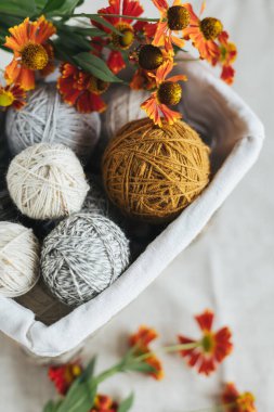 Sepette örgü örmek için iplik yumakları. El yapımı ve yavaş ev hayatı için arka plan. Metin için yer.