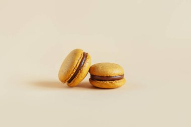 Sarı pastel arka planda çiçekli lezzetli Fransız kurabiyeleri. Metin için yer.