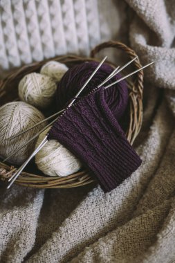 Şırınga ve iplik toplarıyla el örgüsü çorabı sepette. El yapımı ve yavaş yaşam için higge kavramı.  