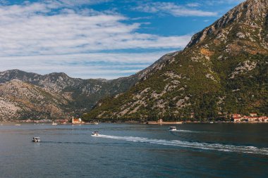 Boko-Kotor Körfezi, Adriyatik denizi ve Karadağ 'daki dağların inanılmaz manzarası. Karadağ 'da seyahat hedefi.