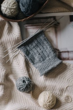 İğneler ve iplik toplarıyla el örgüsü. El yapımı ve yavaş yaşam için higge kavramı.