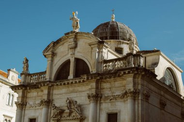 Hırvatistan 'ın eski Dubrovnik kentinde güneşli bir günde Eski Katedral. Hırvatistan 'a seyahat. Kapat..