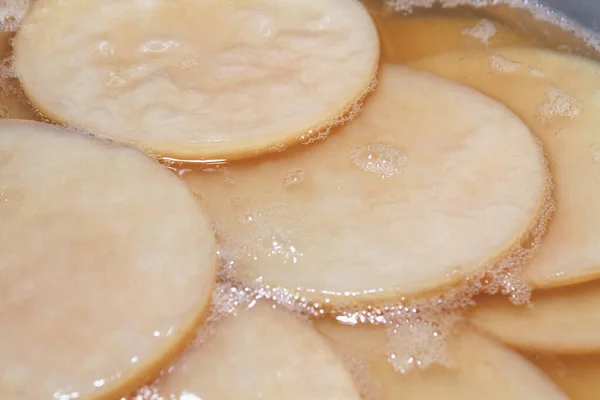 Yakın plan taze scoby (bakteri ve maya simbiyotik kültürü) kombu çayı resmi 