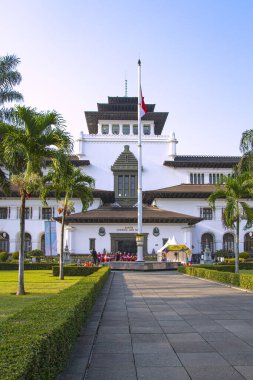 Gedung Sate 'nin manzarası. 1920 'lere dayanan Büyük Hollanda sömürge yönetim binası, şimdi Batı Java' nın Bandung City, Endonezya 'daki hükümet binası..