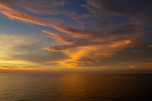 Piękny Widok Ocean Dramatycznym Zachmurzone Niebo Złoty Zachód Słońca — Zdjęcie stockowe