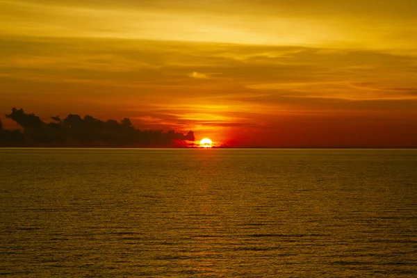 Prachtig Uitzicht Oceaan Met Een Dramatische Bewolkte Hemel Gouden Zonsondergang — Stockfoto