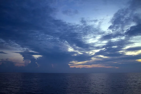 Piękny Widok Ocean Niebieskiej Godzinie — Zdjęcie stockowe
