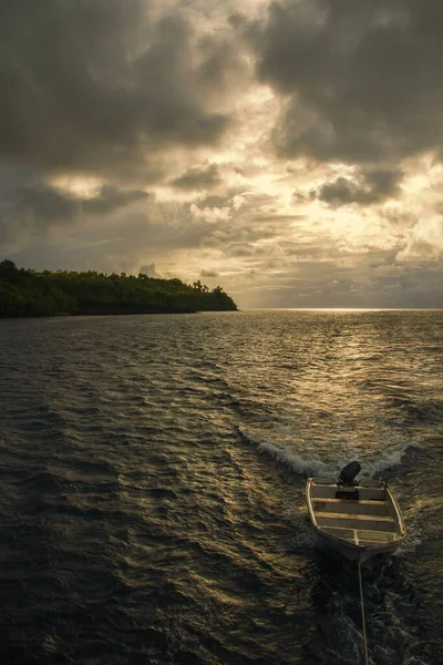 Een Zonsondergang Achtervolgt Ons Achter Rubberboot — Stockfoto
