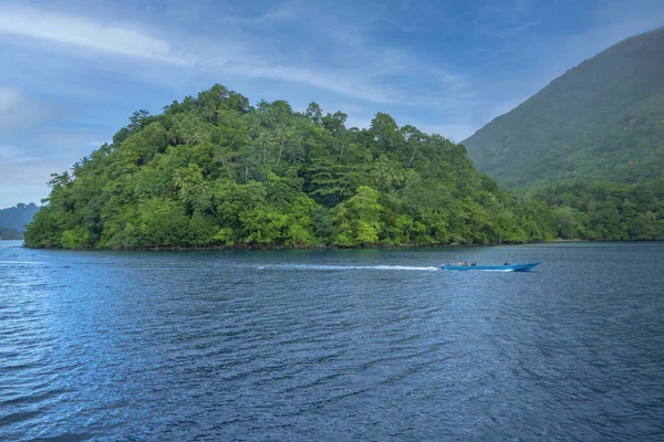 Reclame Reizen Vakantie Vakantie Concept Een Boot Passeren Voorkant Van — Stockfoto