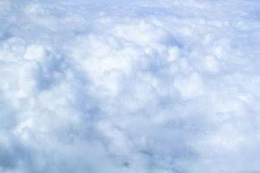 Bulutlar uçak pencerelerinden görünüyor.