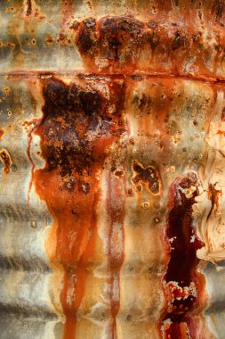 Yakın çekim paslı metal kıvrımlı çelik su tankını terk et. 