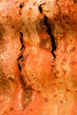 Yakın çekim paslı metal kıvrımlı çelik su tankını terk et. 