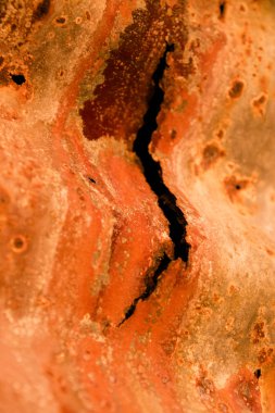 Yakın çekim paslı metal kıvrımlı çelik su tankını terk et. 