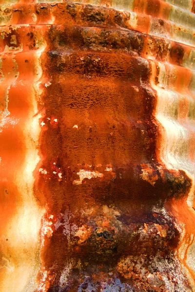 Закрытый ржавый металлический рифленый стальной резервуар для воды — стоковое фото