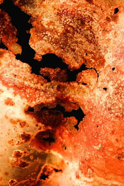 Yakın çekim paslı metal kıvrımlı çelik su tankını terk et. 