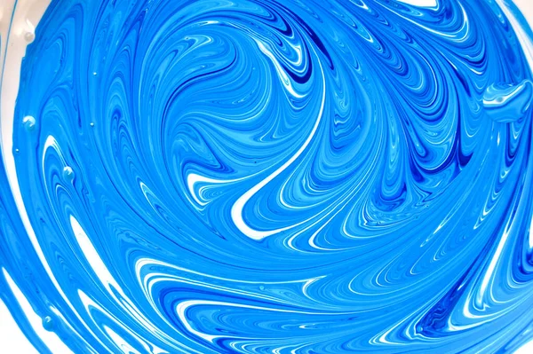 Pürüzsüz akış çizgileri ve parlak dokusu olan soyut mavi sıvı girdap. Dinamik hareketli akışkan boya deseni ve zengin renk eğimleri, modern tasarım, arka plan, dijital sanat ve yaratıcı kavramlar için mükemmel.