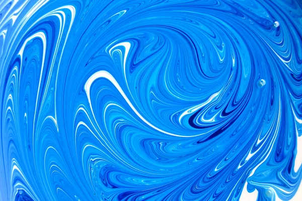Pürüzsüz akış çizgileri ve parlak dokusu olan soyut mavi sıvı girdap. Dinamik hareketli akışkan boya deseni ve zengin renk eğimleri, modern tasarım, arka plan, dijital sanat ve yaratıcı kavramlar için mükemmel.