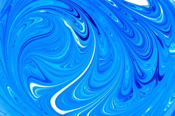 Pürüzsüz akış çizgileri ve parlak dokusu olan soyut mavi sıvı girdap. Dinamik hareketli akışkan boya deseni ve zengin renk eğimleri, modern tasarım, arka plan, dijital sanat ve yaratıcı kavramlar için mükemmel.