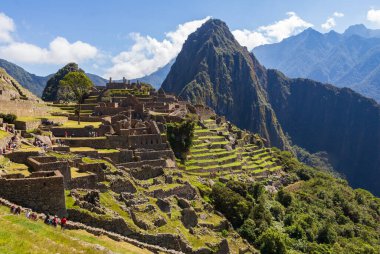 Machu Picchu, Peru - 22 Haziran 2015: Turist keşfi Machu Picchu, birçokları tarafından dünyanın Yeni Yedi Harikası olarak kabul edilen 15. yüzyıl İnka kalesi. 