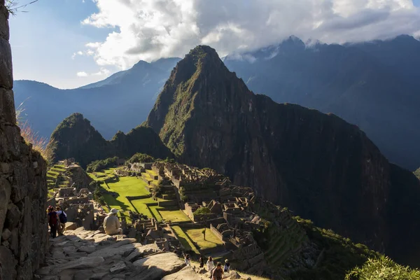 Machu Picchu Peru Kesäkuuta 2015 Turisti Tutustuu Machu Picchuun 1400 — kuvapankkivalokuva
