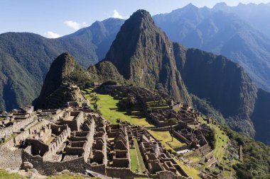 Turist Machu Picchu 'yu keşfetti. 15. yüzyıldan kalma bir İnka kalesi. Birçok kişi tarafından Dünya' nın Yeni Yedi Harikasından biri olarak kabul ediliyor.. 