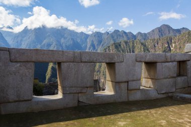 Turist Machu Picchu 'yu keşfetti. 15. yüzyıldan kalma bir İnka kalesi. Birçok kişi tarafından Dünya' nın Yeni Yedi Harikasından biri olarak kabul ediliyor.. 