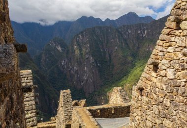 Turist Machu Picchu 'yu keşfetti. 15. yüzyıldan kalma bir İnka kalesi. Birçok kişi tarafından Dünya' nın Yeni Yedi Harikasından biri olarak kabul ediliyor.. 