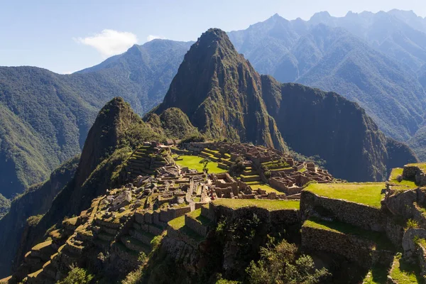 Turisti Tutkia Machu Picchu 1400 Luvun Inca Linnoitus Monien Mielestä — kuvapankkivalokuva