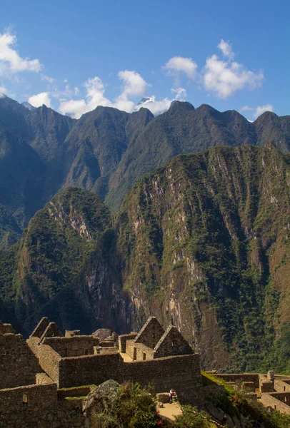 Turisti Tutkia Machu Picchu 1400 Luvun Inca Linnoitus Monien Mielestä — kuvapankkivalokuva