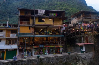 Aguas Calientes, Peru - 24 Haziran 2015: Peru Demiryolları ile Machu Picchu 'ya seyahat eden turistler, restoranlar, hediyelik eşya dükkanları ve otellerle dolu tuhaf bir kasaba olan Aguas Calientes' te durmak zorundalar. 
