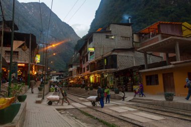 Aguas Calientes, Peru - 24 Haziran 2015: Peru Demiryolları ile Machu Picchu 'ya seyahat eden turistler, restoranlar, hediyelik eşya dükkanları ve otellerle dolu tuhaf bir kasaba olan Aguas Calientes' te durmak zorundalar. 